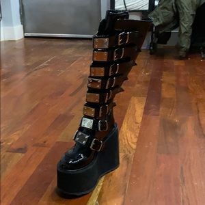 Demonia platform wedge swing 815 boots